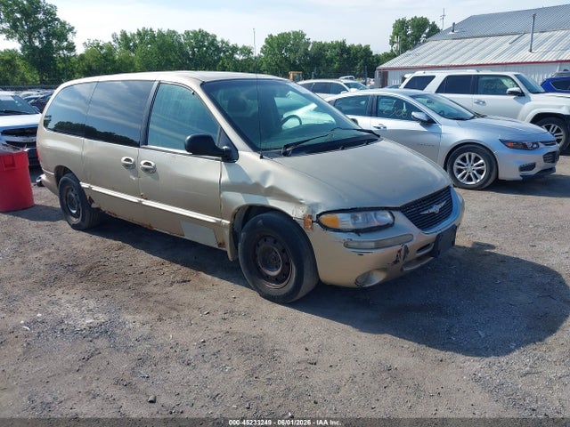 Salvage Chrysler Town & Country Image