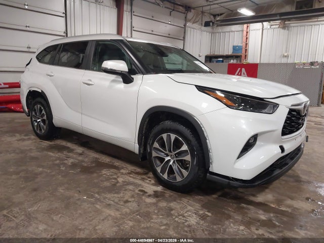 Salvage Toyota Highlander Image