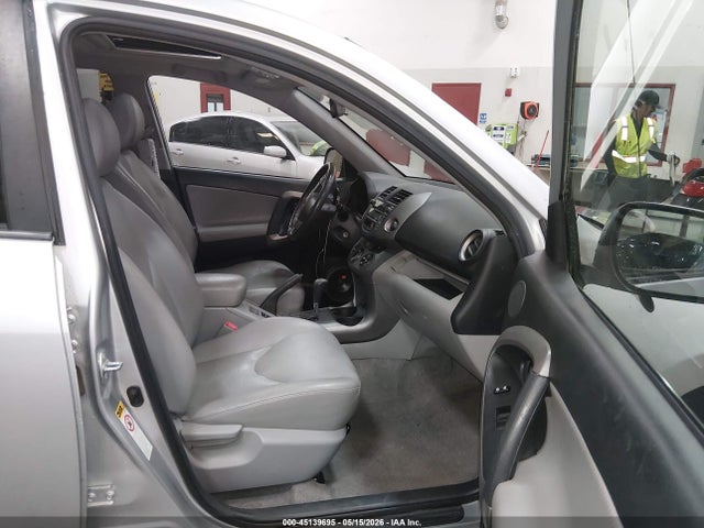 Toyota RAV4 Limited V6