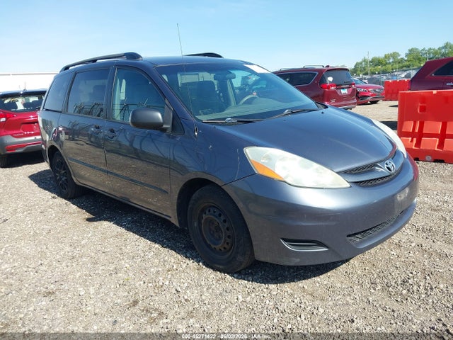 Salvage Toyota Sienna Image