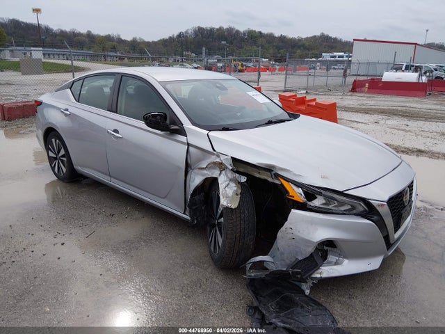 Salvage Nissan Altima Image