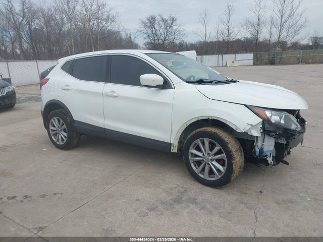 Salvage Nissan Rogue Image