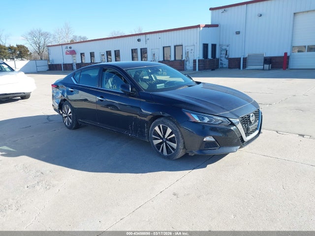 Salvage Nissan Altima Image