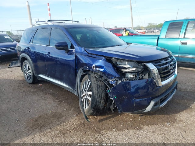 Salvage Nissan Pathfinder Image
