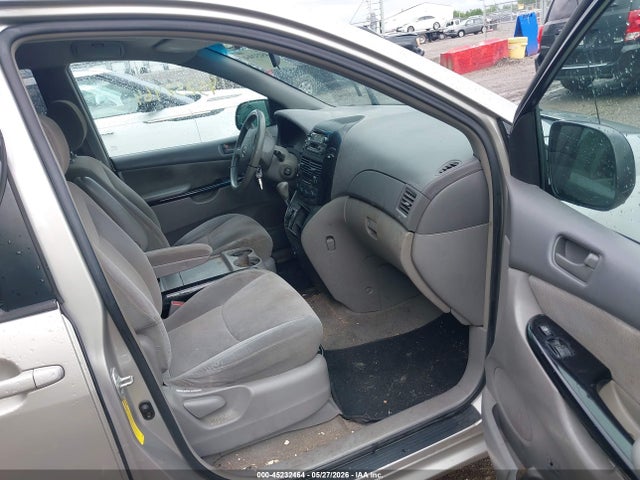 Toyota Sienna Le