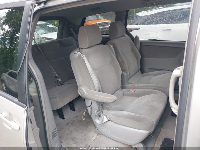 Toyota Sienna Le
