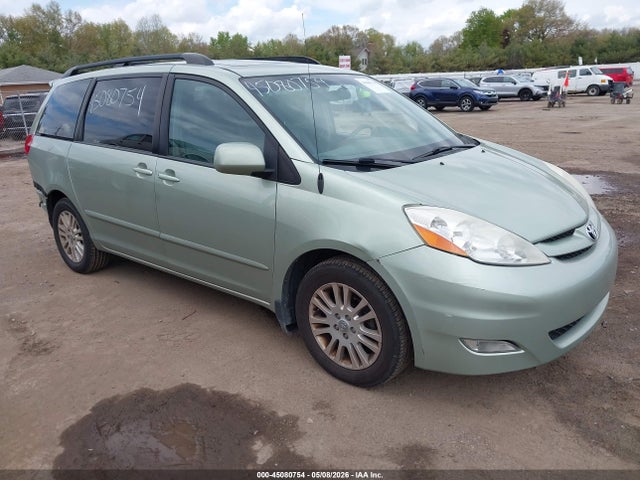 Salvage Toyota Sienna Image
