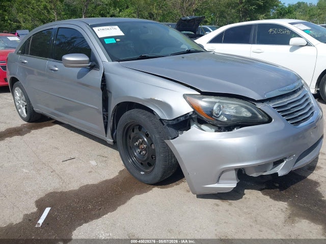 Salvage Chrysler 200 Image