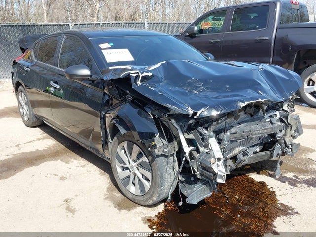 Salvage Nissan Altima Image