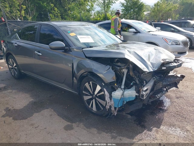 Salvage Nissan Altima Image