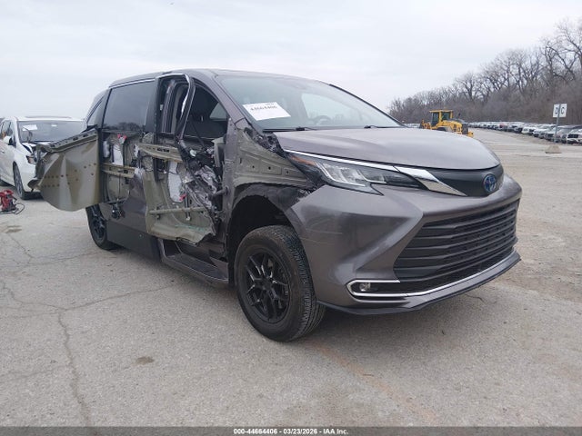 Salvage Toyota Sienna Image