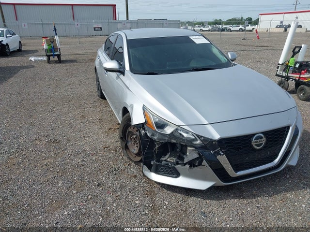 Salvage Nissan Altima Image