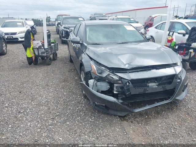 Salvage Nissan Altima Image