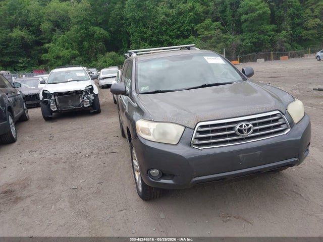 Salvage Toyota Highlander Image