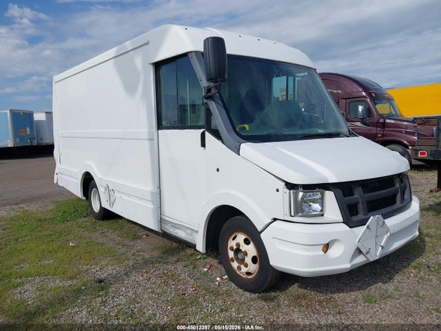 Salvage Isuzu Commercial Van Image