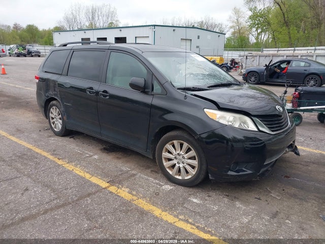 Salvage Toyota Sienna Image