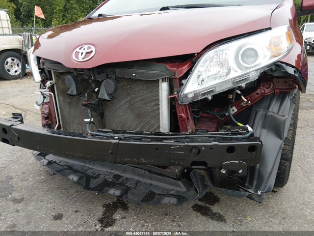 Toyota Sienna Le 8 Passenger