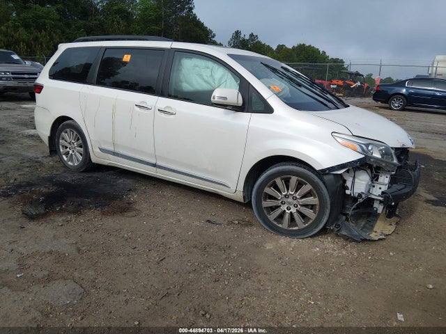 Salvage Toyota Sienna Image