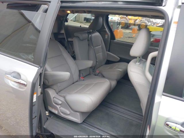 Toyota Sienna Xle Premium 8 Passenger