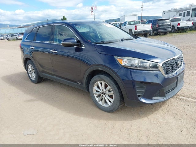 Salvage Kia Sorento Image