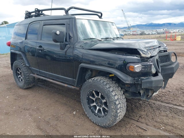 Salvage Toyota FJ Cruiser Image