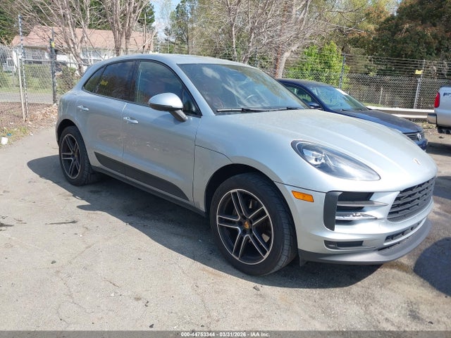 Salvage Porsche Macan Image