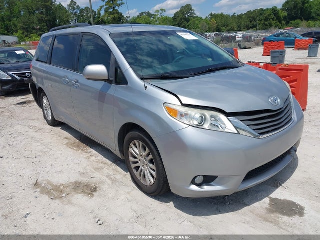 Salvage Toyota Sienna Image