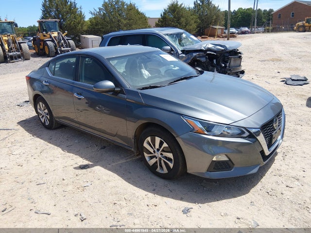 Salvage Nissan Altima Image