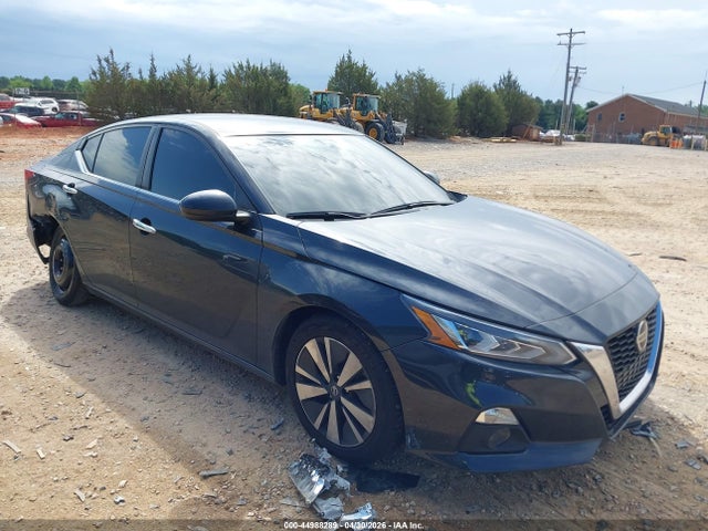 Salvage Nissan Altima Image