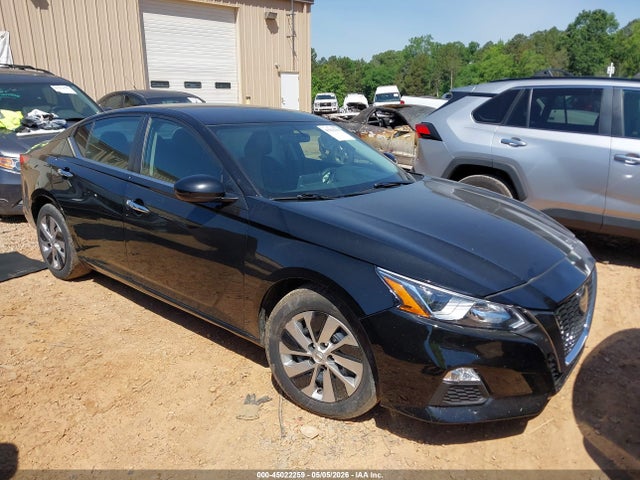 Salvage Nissan Altima Image