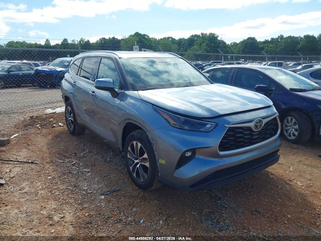 Salvage Toyota Highlander Image