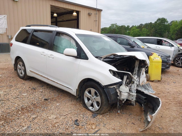 Salvage Toyota Sienna Image