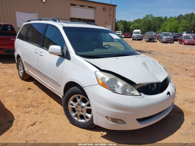 Salvage Toyota Sienna Image