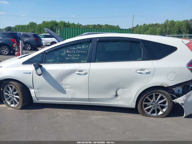 Toyota Prius v Five