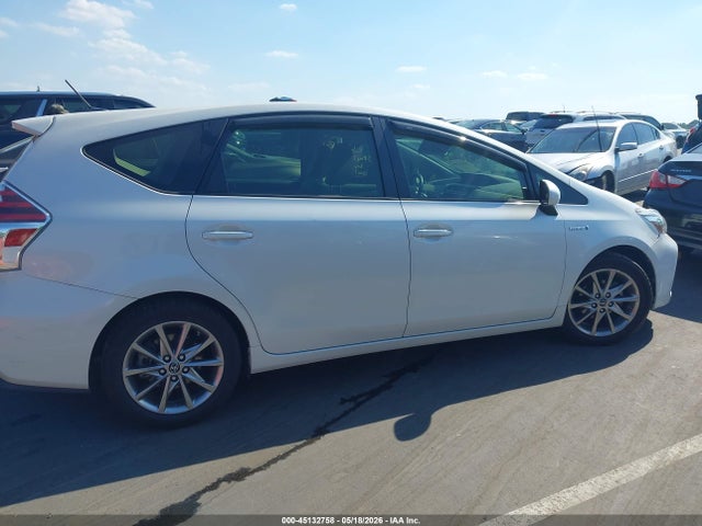 Toyota Prius v Five