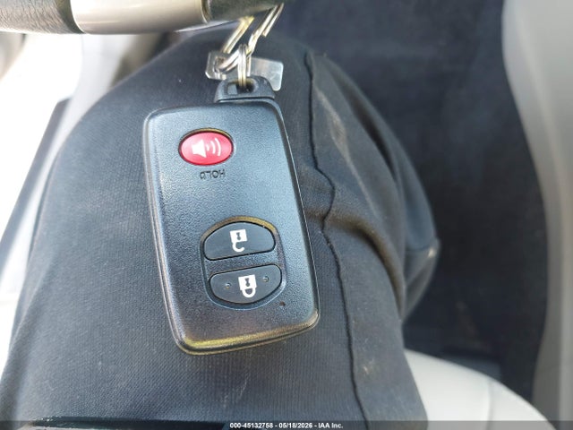Toyota Prius v Five