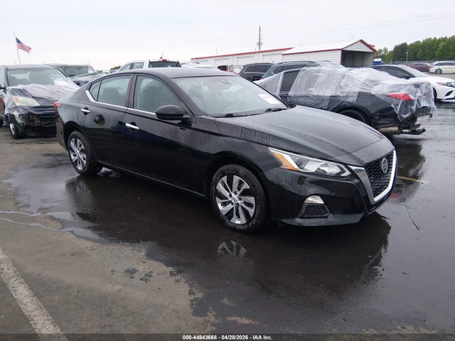 Salvage Nissan Altima Image
