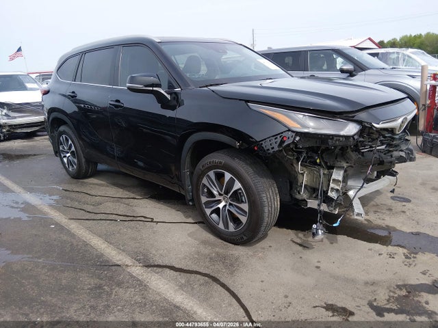 Salvage Toyota Highlander Image