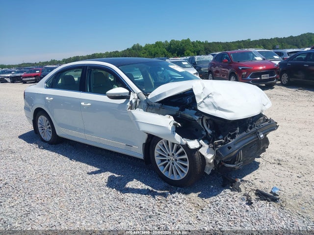 Salvage Volkswagen Passat Image