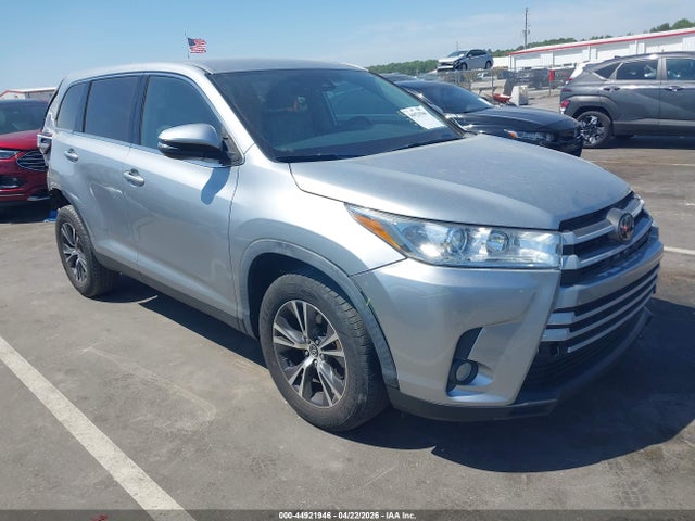 Salvage Toyota Highlander Image