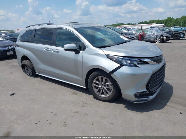 Salvage Toyota Sienna Image