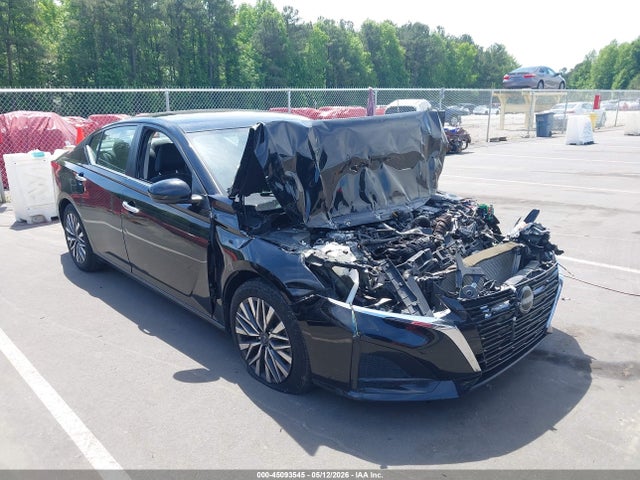 Salvage Nissan Altima Image