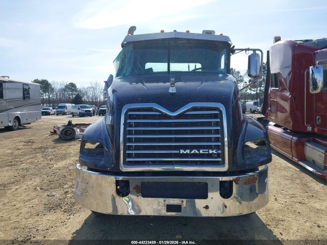 Mack Pinnacle