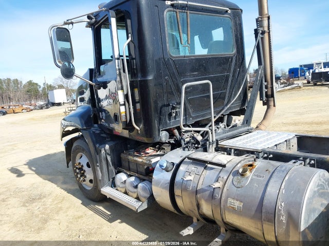 Mack Pinnacle