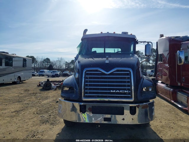 Mack Pinnacle