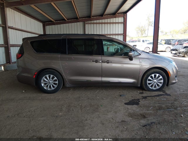 Chrysler Pacifica Touring-l