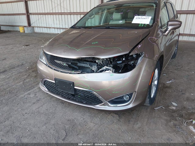 Chrysler Pacifica Touring-l