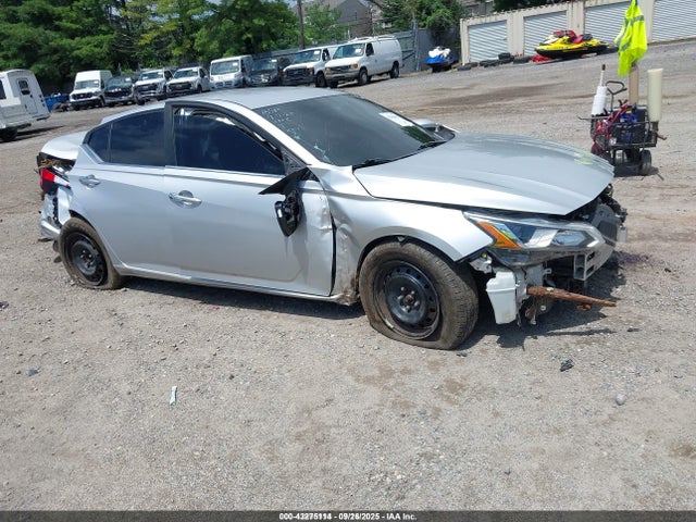 Salvage Nissan Altima Image