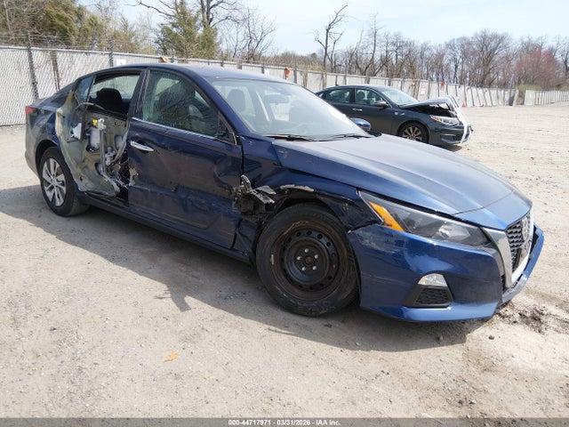 Salvage Nissan Altima Image