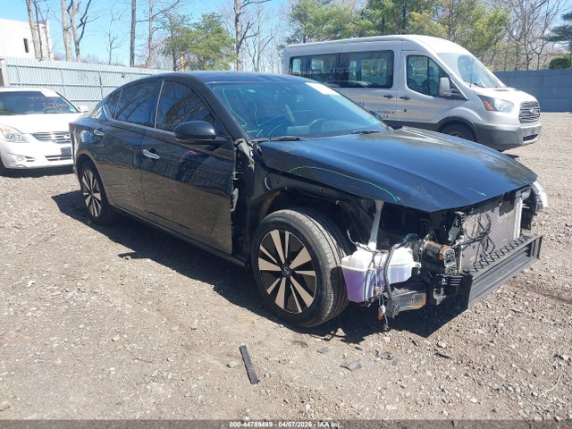Salvage Nissan Altima Image